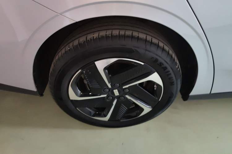 Used  L6 2025 EM-i 140km Starship Edition
