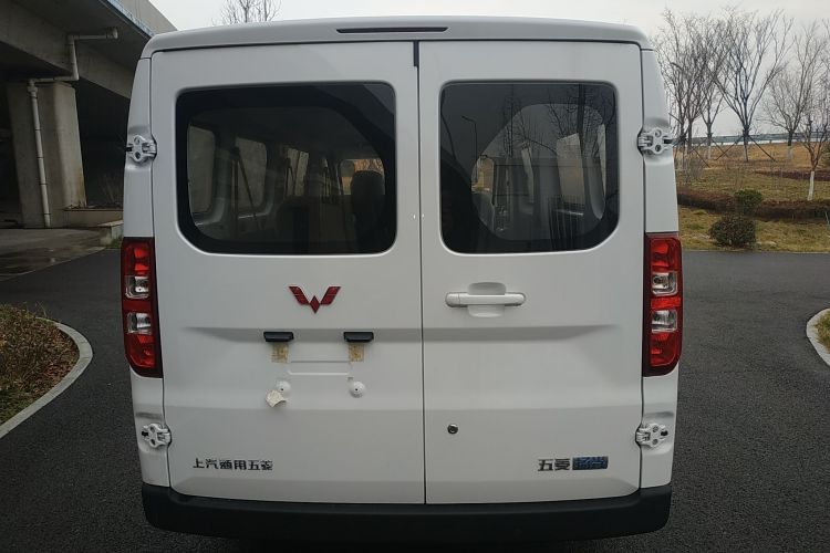 Used Wuling Yangguang 2024 300KM Comfort Version Passenger Van 75kW
