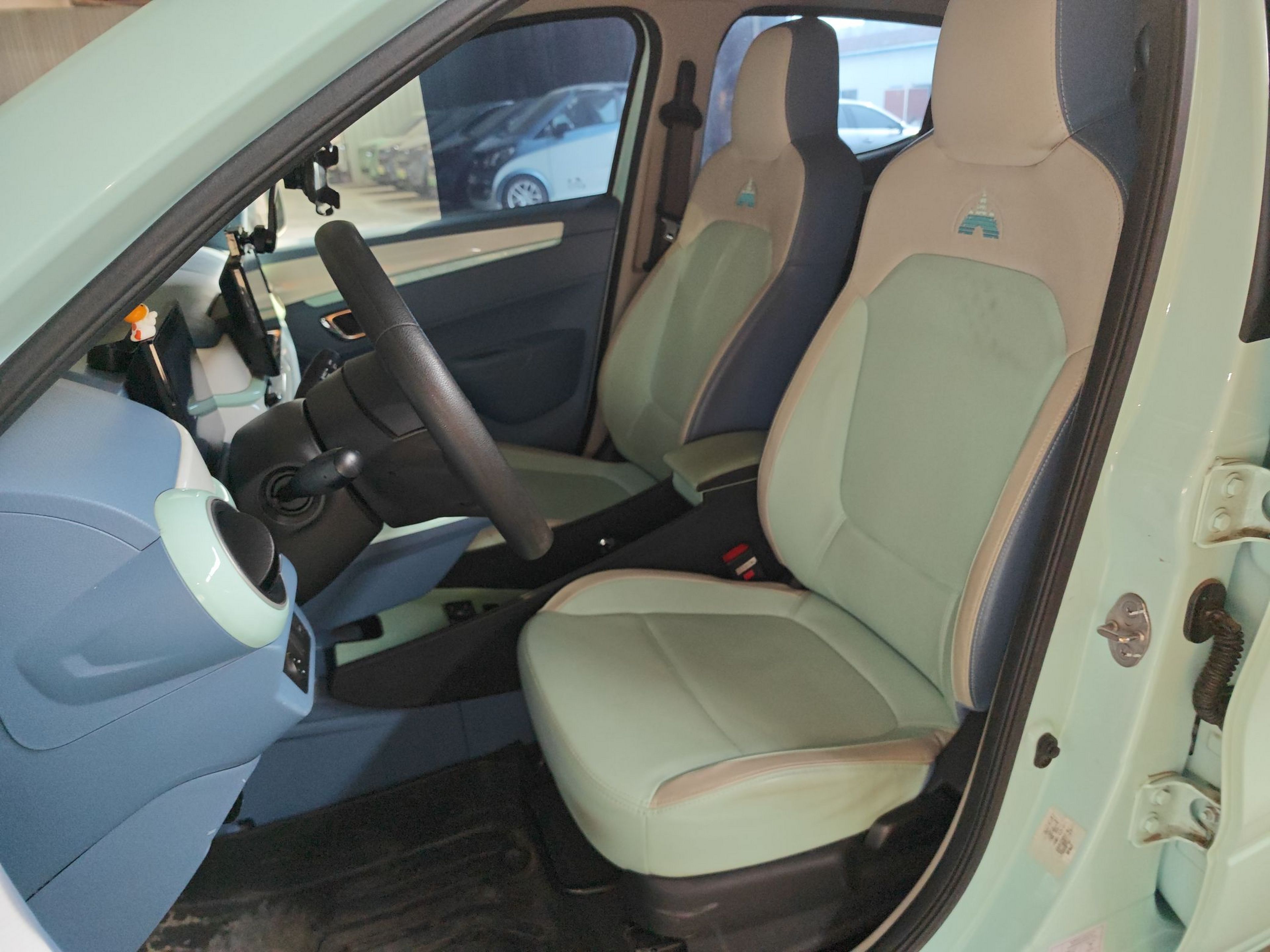 Переднее сиденье в автомобиле