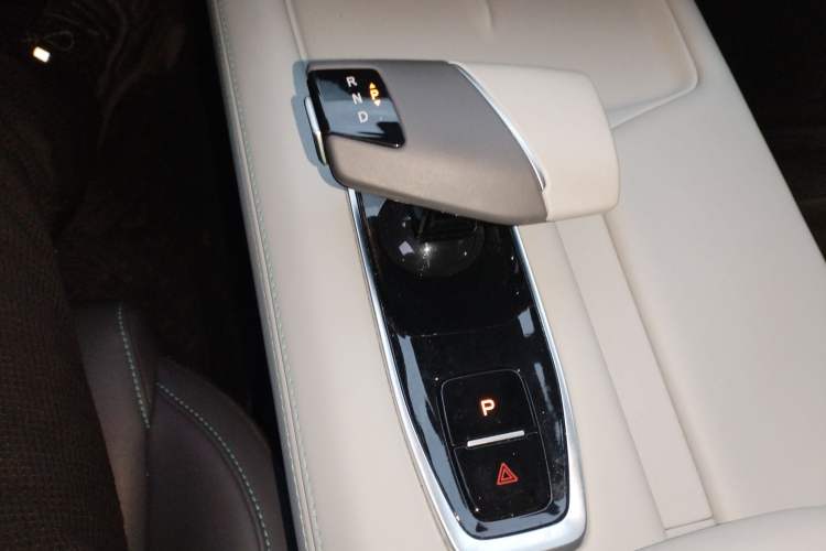 Used Changan UNI-Z New Energy 2024 Blue Whale Smart Electric iDD 125km Beyond Edition
