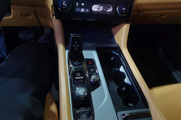 Used Lynk & Co 09 2021 2.0T Halo Six-Seater