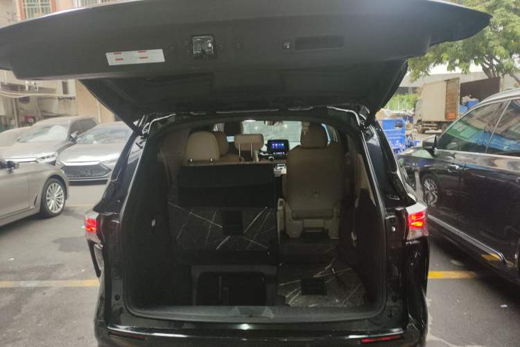 Used Toyota Sienna 2023 2.5L Hybrid Luxury Edition
