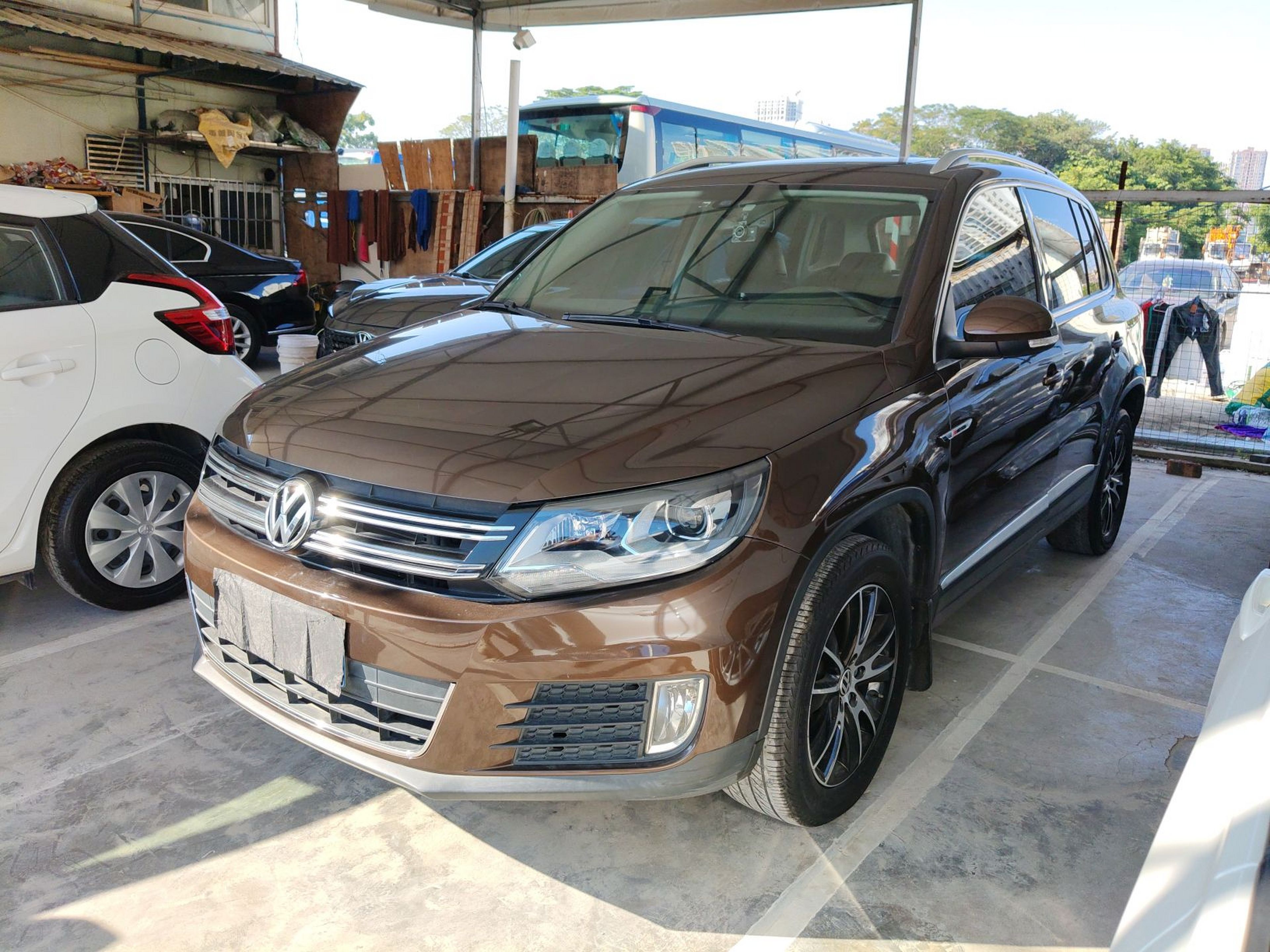 تحت مقدمة السيارة