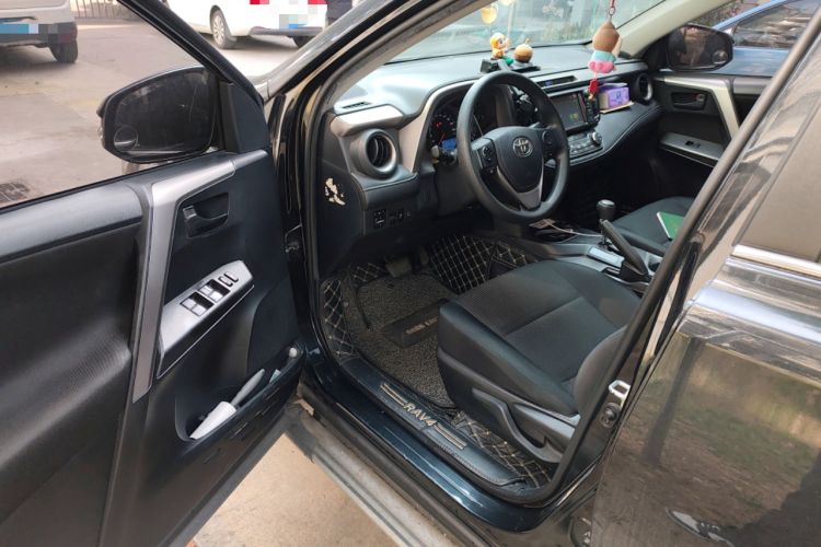 Used Toyota RAV4 2016 2.0L CVT Two-Wheel Drive Fashion Edition China V Standard
