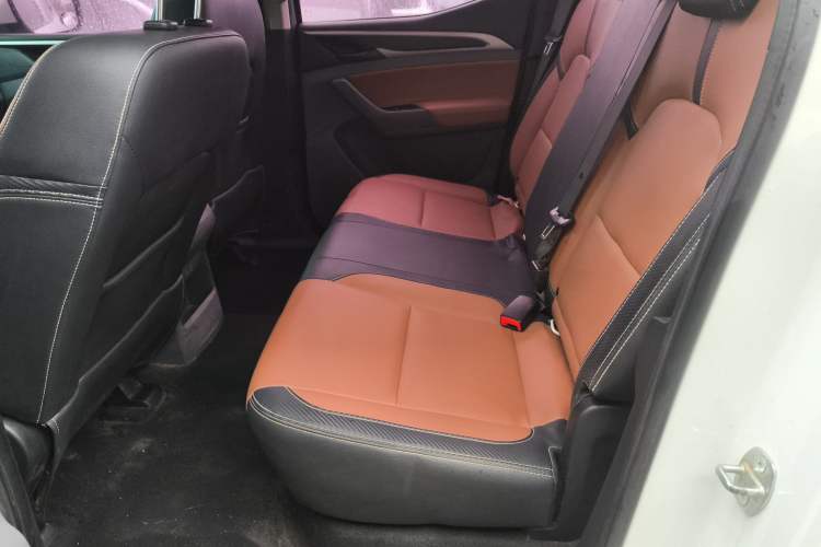 Used SAIC MAXUS T70 2019 2.0T Diesel Automatic Two-Wheel Drive Comfort Edition with Long Bed and High Ground Clearance
