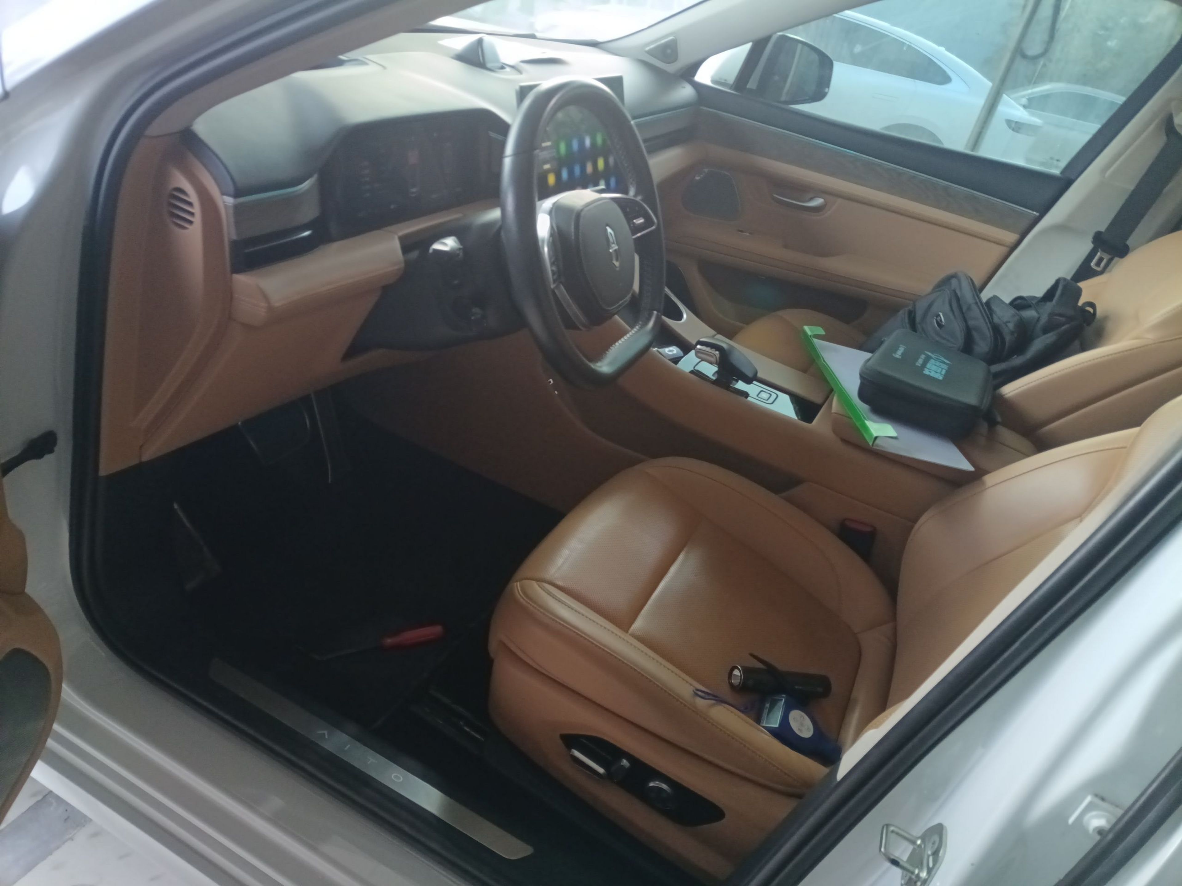 المقاعد الأمامية داخل السيارة