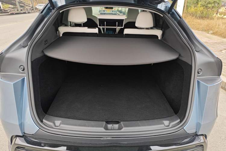 Used Tesla Model Y 2025 Long-Range All-Wheel-Drive Version