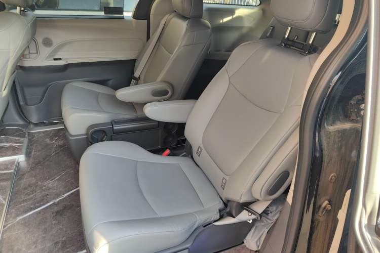 Used Toyota Granvia 2024 2.5L Hybrid Comfort Edition
