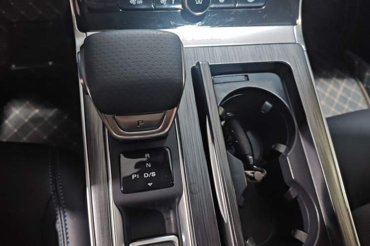 Used Roewe RX5 2025 PLUS 330TGI Automatic Trendsetting Smart Edition
