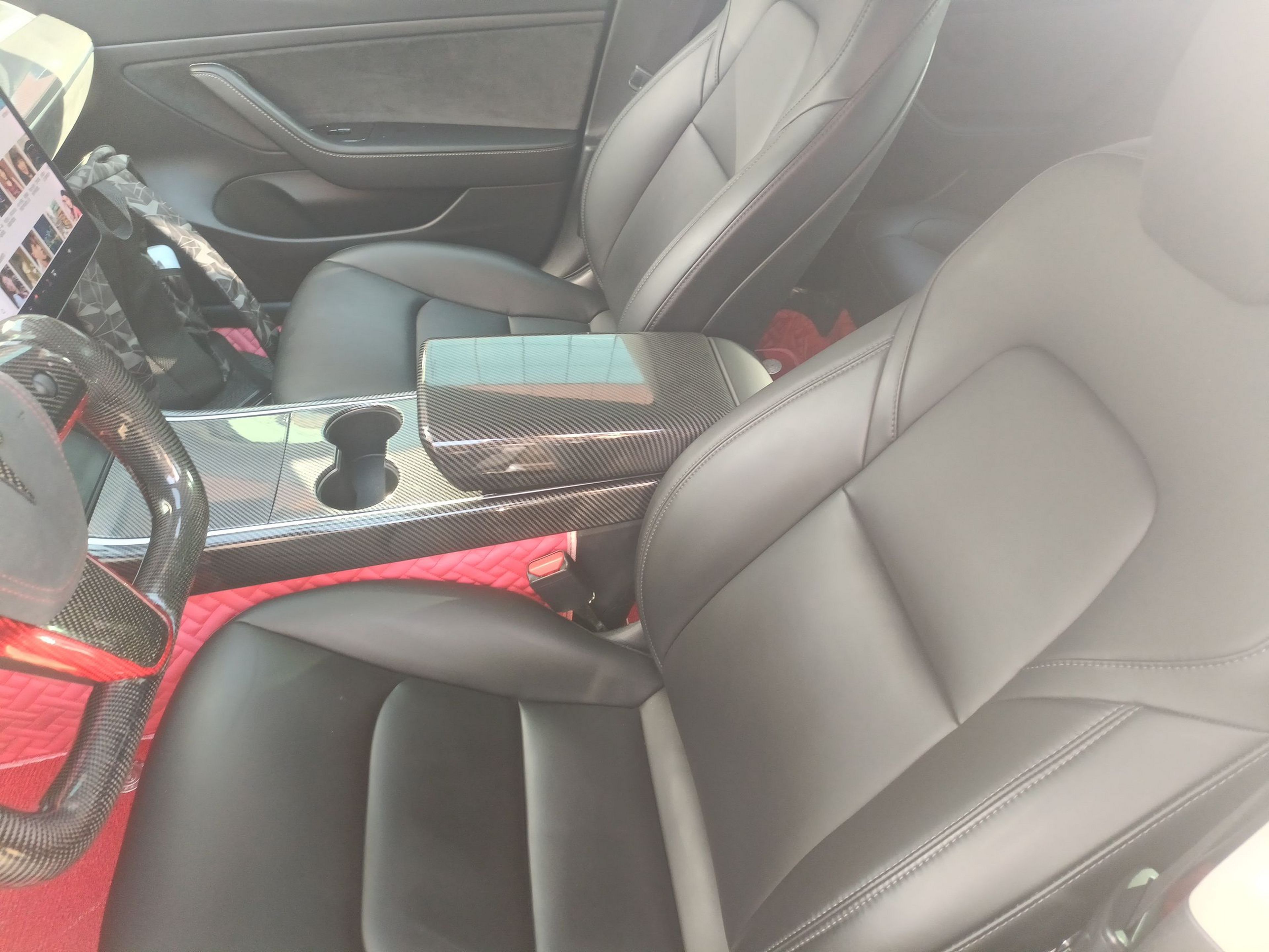 المقاعد الأمامية داخل السيارة