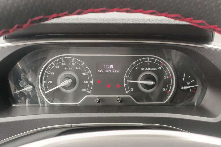 Used SAIC MAXUS Xintu V80 2024 City Distribution King PLUS Value Edition 6MT Short Wheelbase Mid-Roof Design 127 Ps 3 Seats
