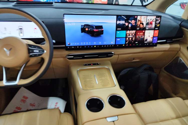 Used VOYAH Dream 2025 PHEV Four-Wheel-Drive Flagship Kunpeng Edition
