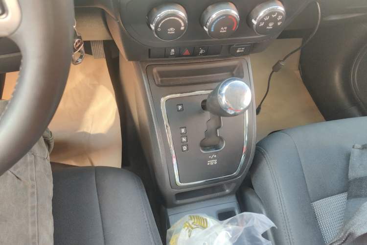 Used  Compass 2015 2.0L two-wheel drive sport version
