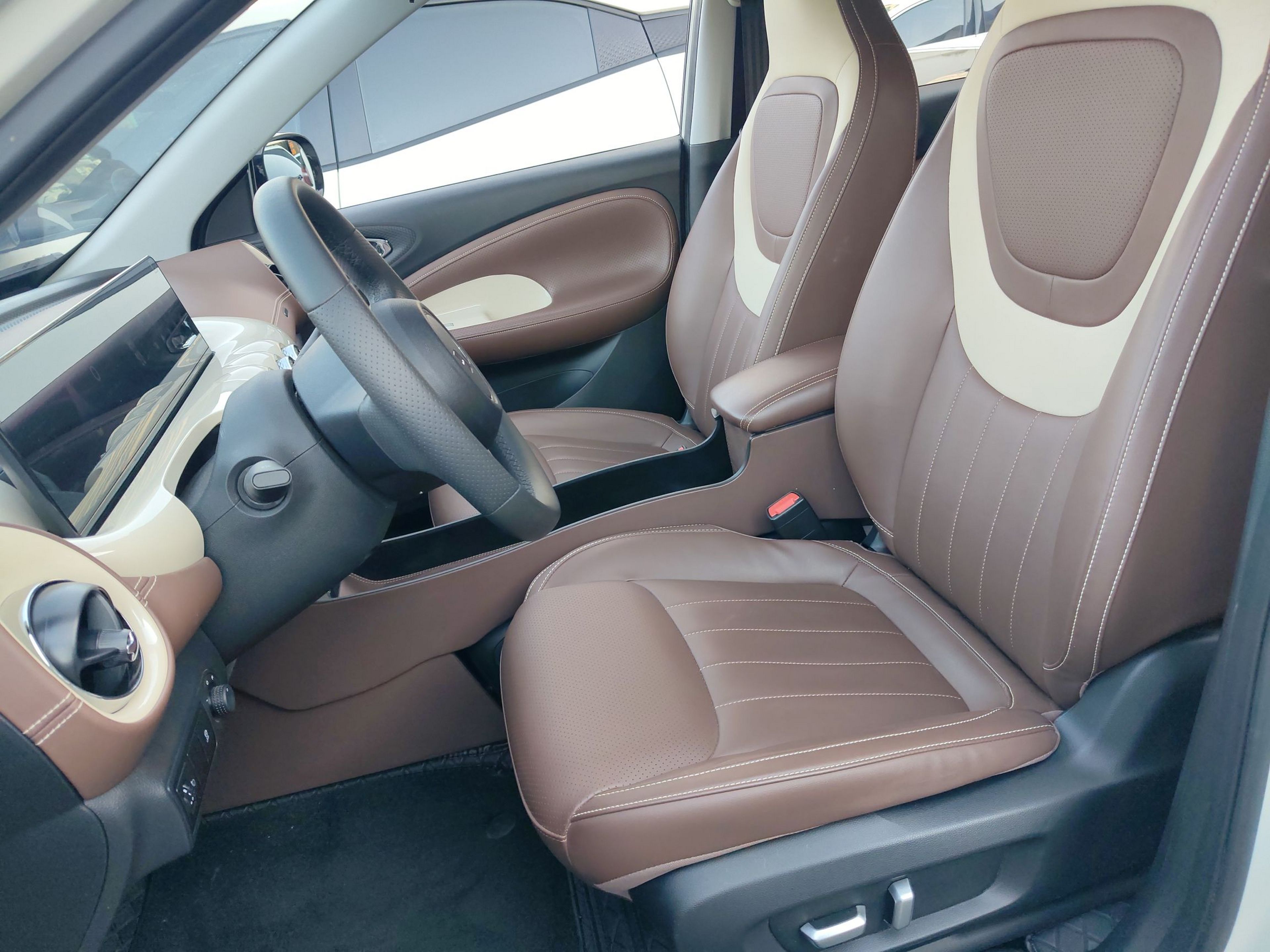 المقاعد الأمامية داخل السيارة