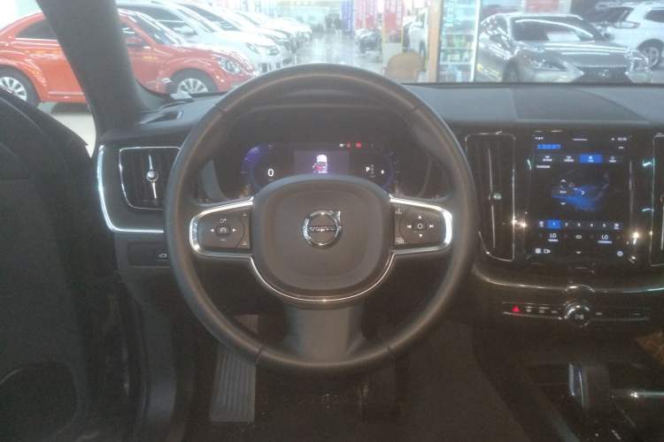 Used Volvo XC60 2023 B5 4x4 Smart Luxury Edition
