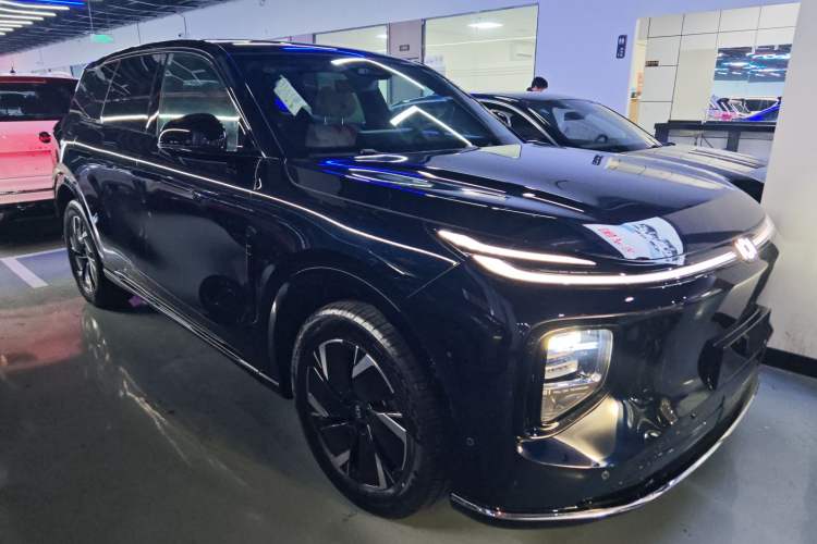 Used  Q07 2025 215 Prestige Edition