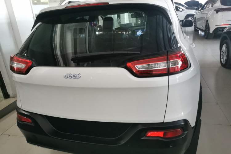 Used  Cherokee 2016 2.4L Leading Edition