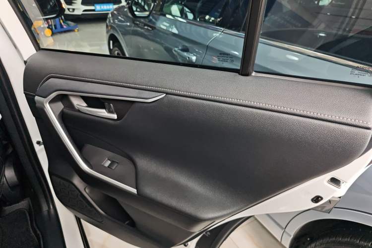 Used Toyota Wildlander 2022 2.0L CVT 4x4 Luxury PLUS Edition
