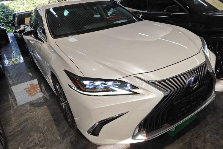 Used Lexus ES 2020 300h Deluxe Edition
