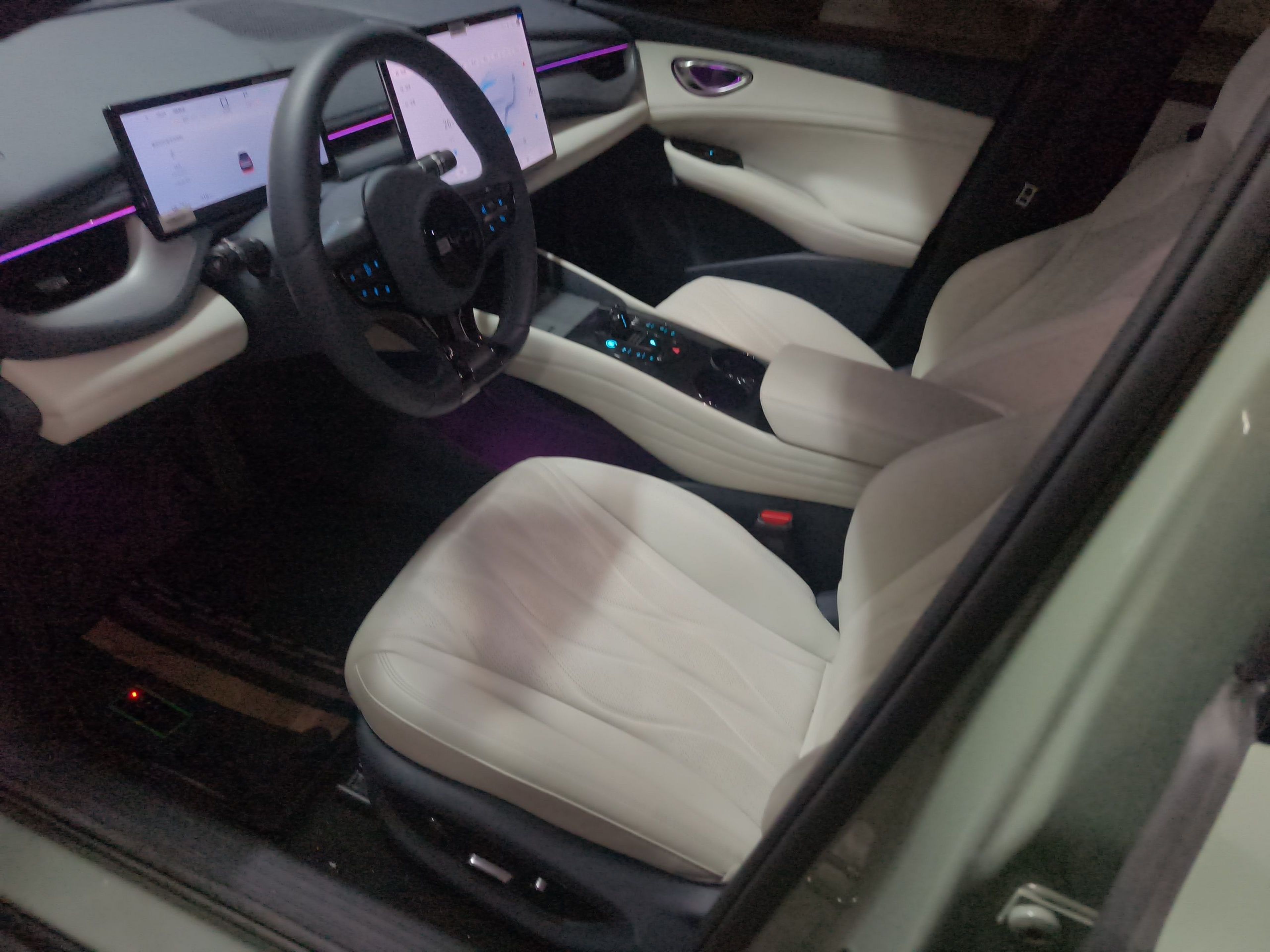 المقاعد الأمامية داخل السيارة