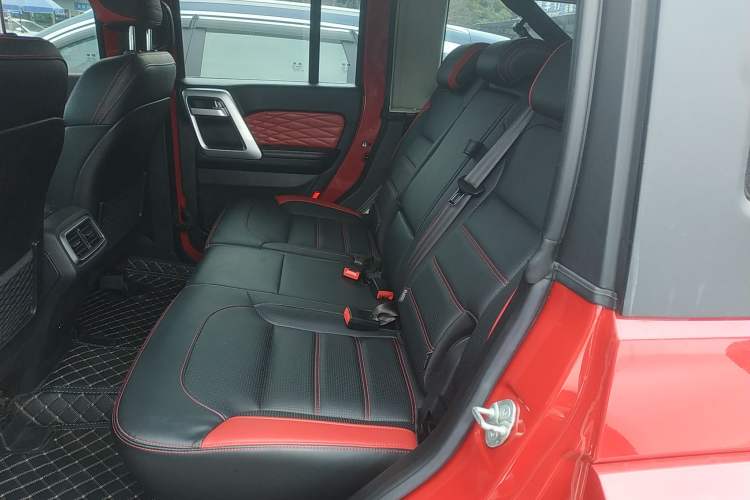 Used  BJ40 2023 2.0T Automatic Four-Wheel Drive Urban Hunter Edition Chivalrous Type
