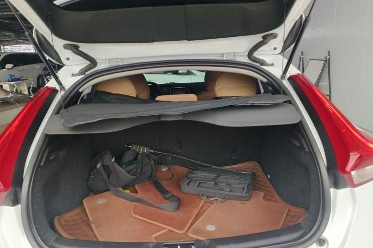 Used Volvo V40 2017 T3 Zhiyi Edition
