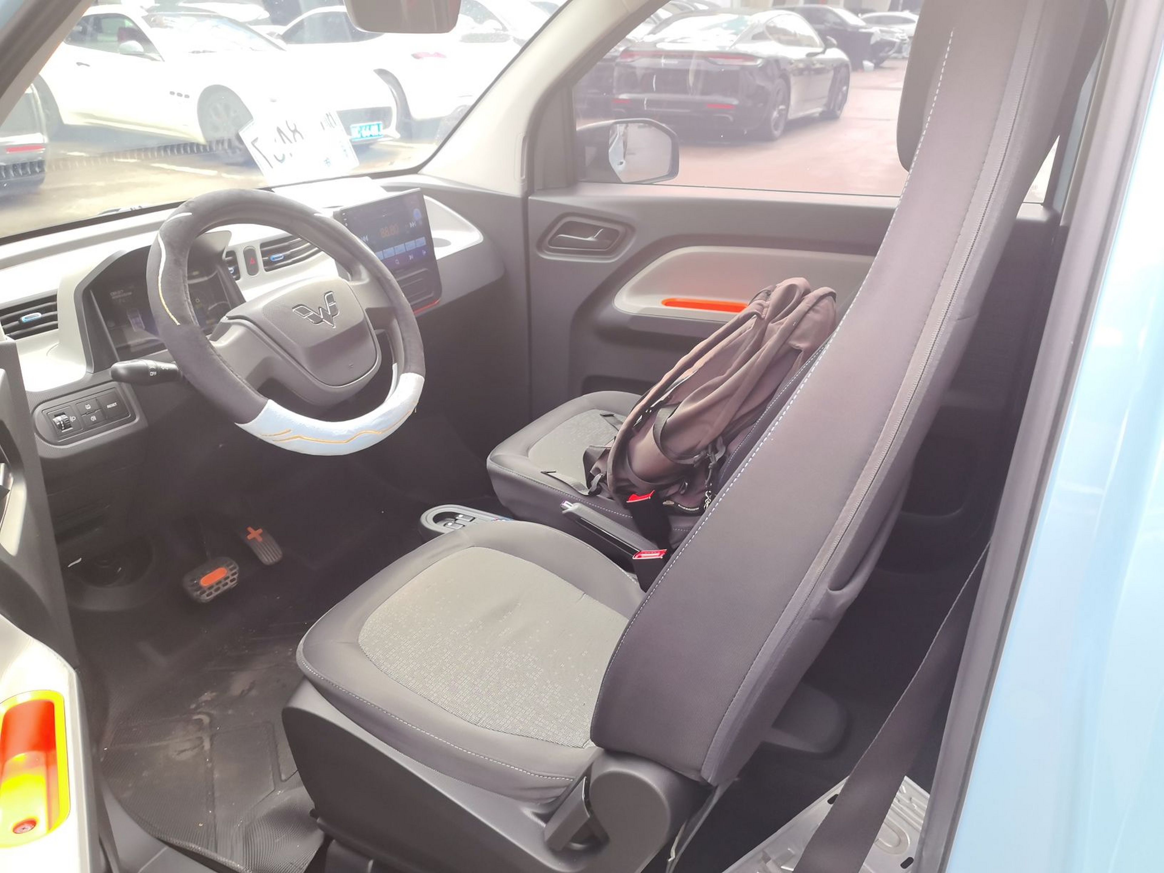 المقاعد الأمامية داخل السيارة