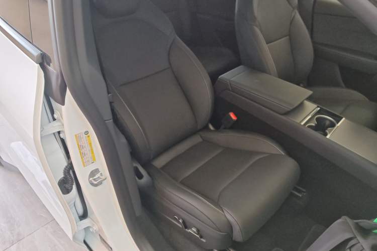 Used Tesla Model Y L 2025 Long-Range All-Wheel-Drive Version
