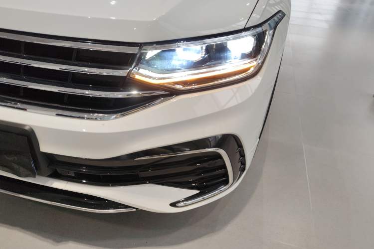 Used Volkswagen Tiguan L 2024 Outstanding Model 330TSI Automatic Two-Wheel Drive R-Line Dragon Glory Edition
