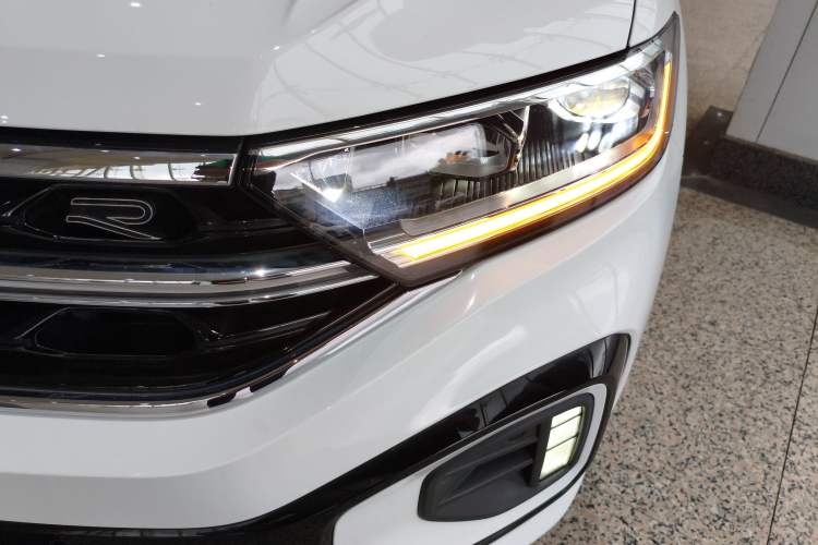 Used Volkswagen T-ROC 2023 300TSI DSG Two-Wheel-Drive Chen Guang Edition
