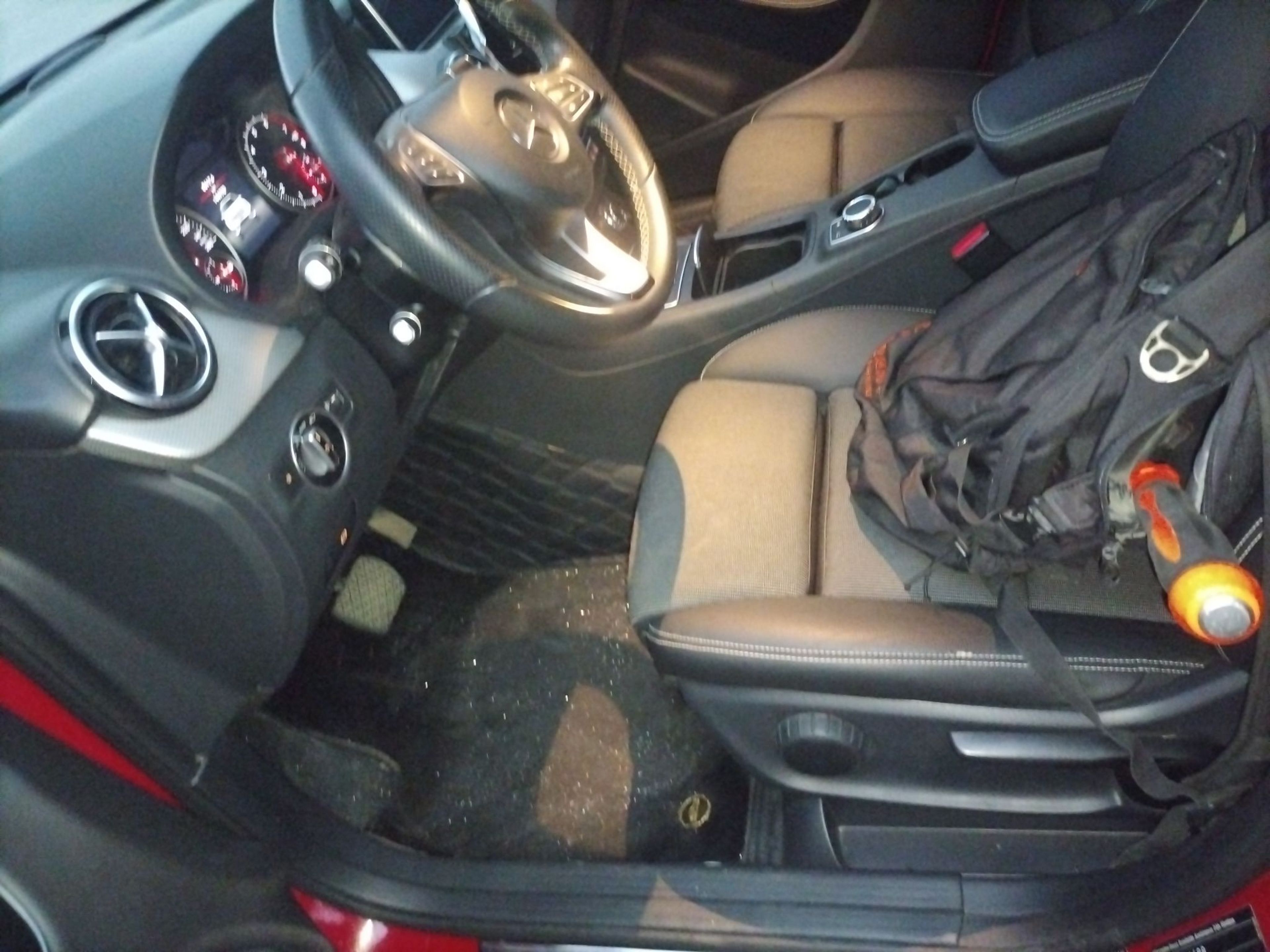 المقاعد الأمامية داخل السيارة