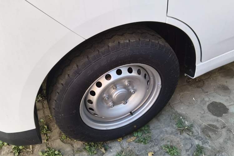 Used Wuling Yangguang 2024 300KM Comfort Version Passenger Van 75kW
