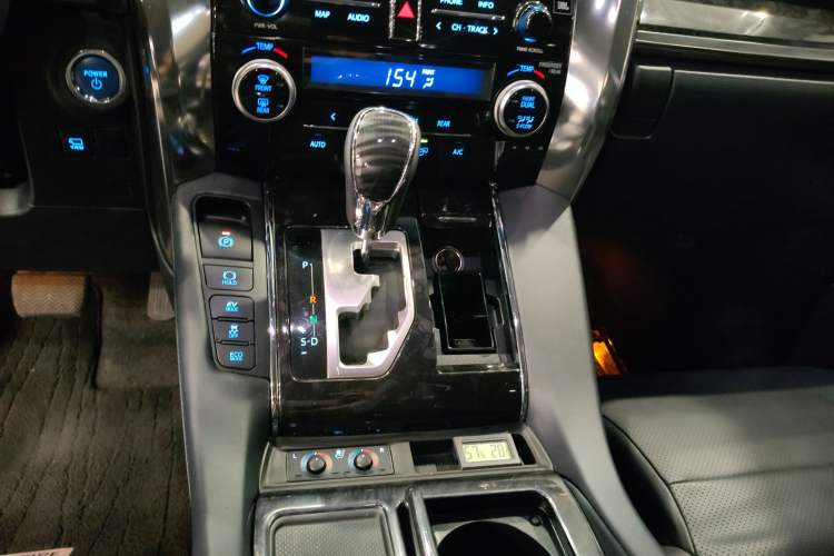 Used Toyota Vellfire 2020 Dual-Engine 2.5L HV Luxury Edition
