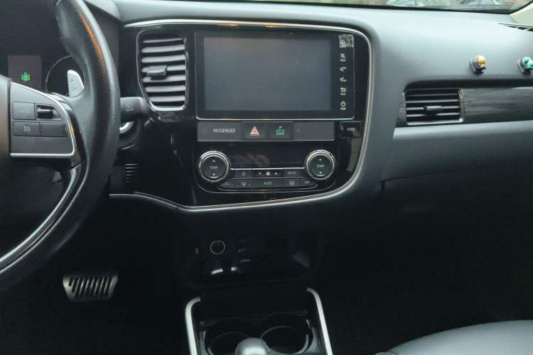 Used Mitsubishi Outlander 2019 2.4L 4x4 Zhi Xiang Edition 5 Seats China V Emission Standard