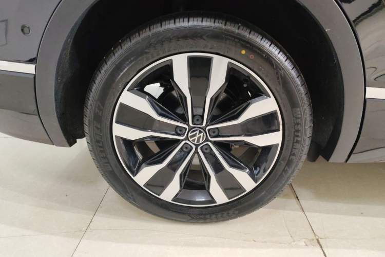 Used Volkswagen Tiguan L 2024 Outstanding Model 330TSI Automatic Two-Wheel Drive R-Line Dragon Glory Edition
