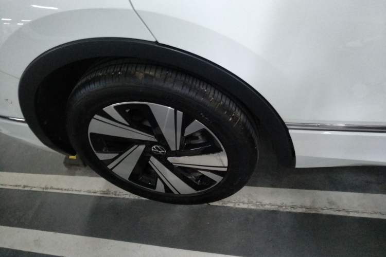 Used Volkswagen Tiguan L 2023 Facelift 380TSI Automatic All-Wheel Drive R-Line Flagship 7-Seater
