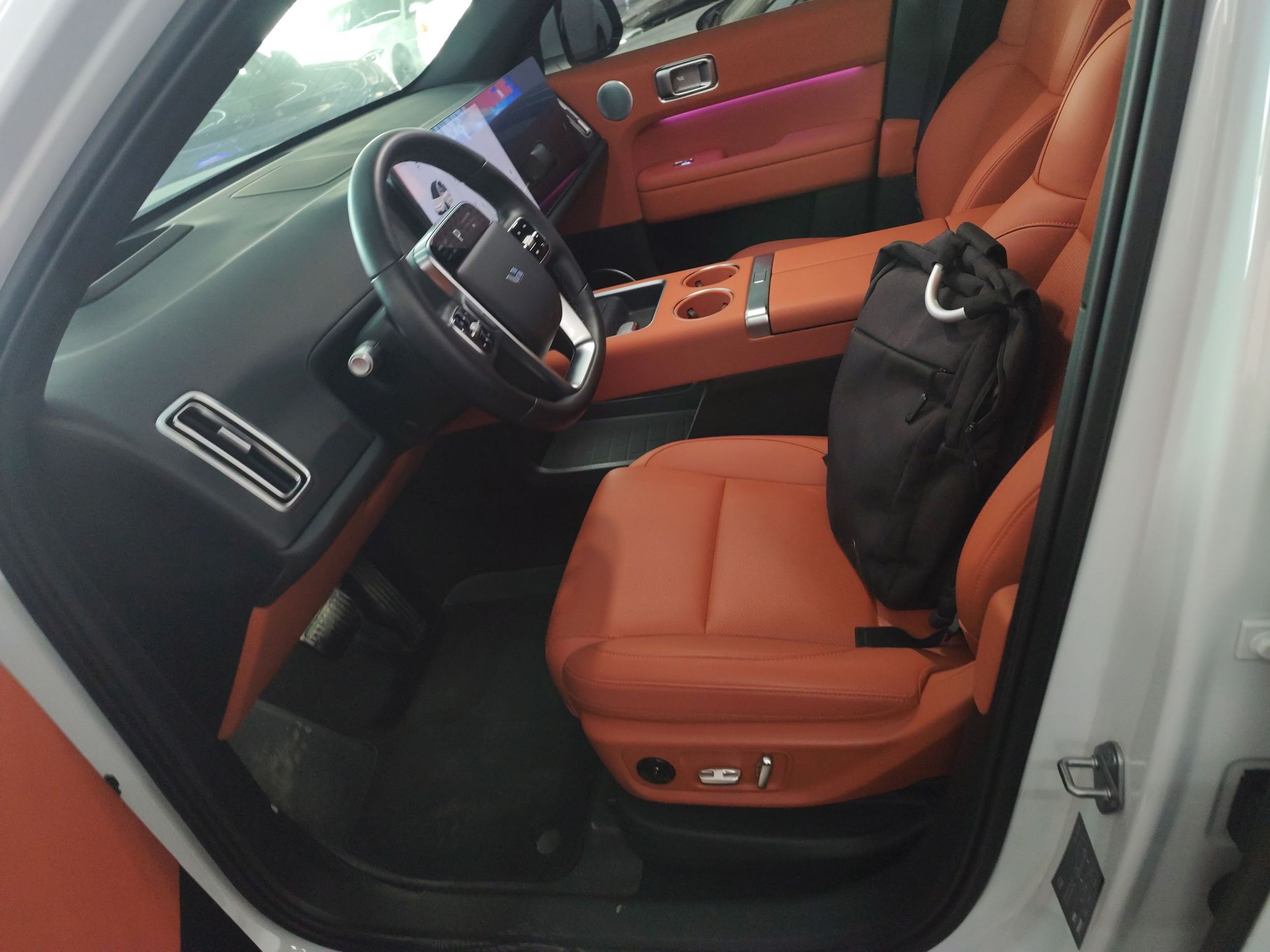 Переднее сиденье в автомобиле