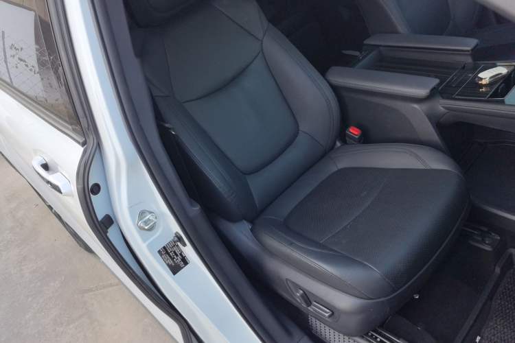 Used Toyota Granvia 2023 2.5L Hybrid Flagship VIP Edition
