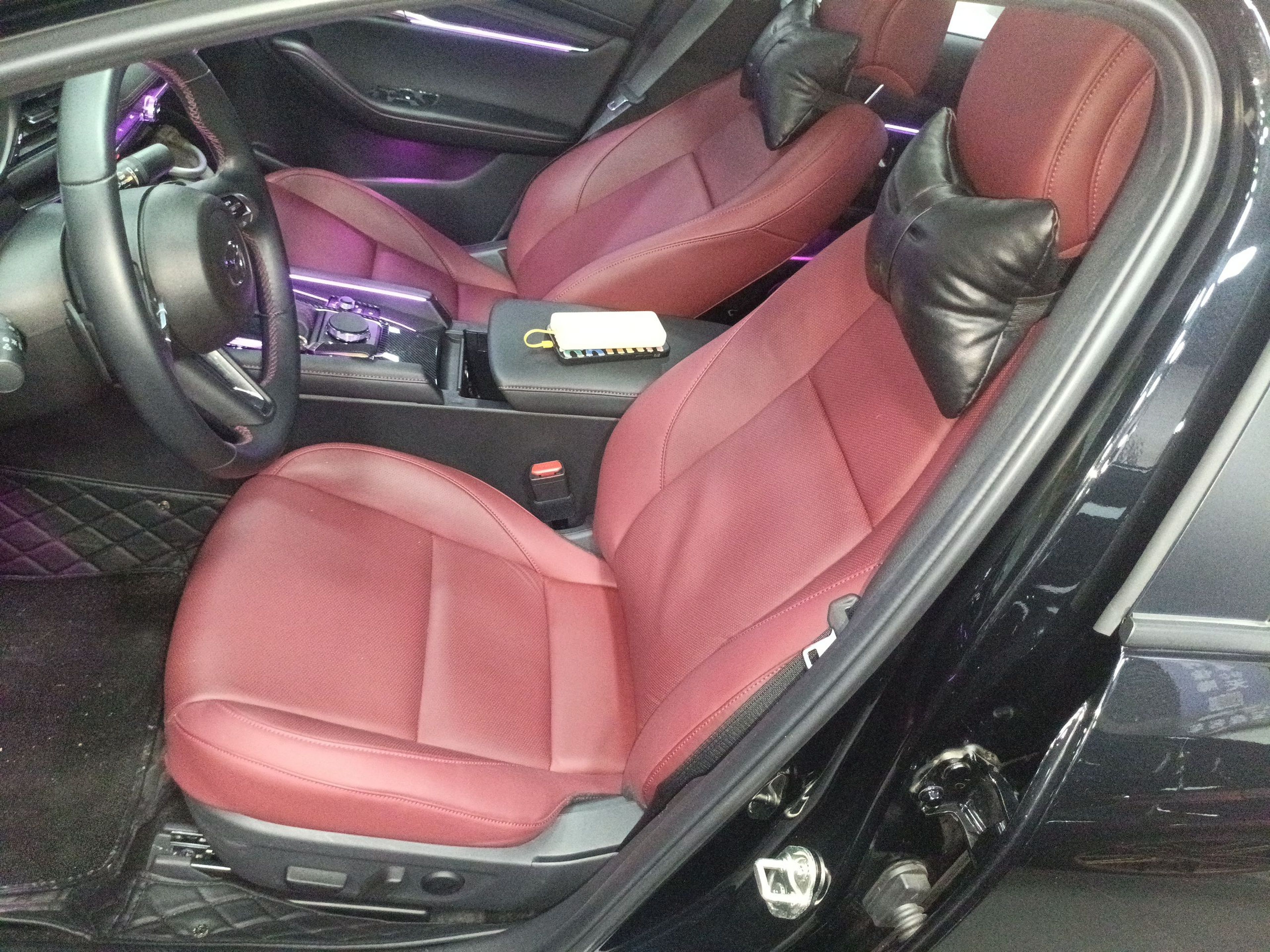 المقاعد الأمامية داخل السيارة