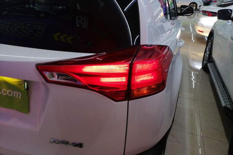 Used Toyota RAV4 2015 2.0L CVT Two-Wheel Drive Fashion Edition
