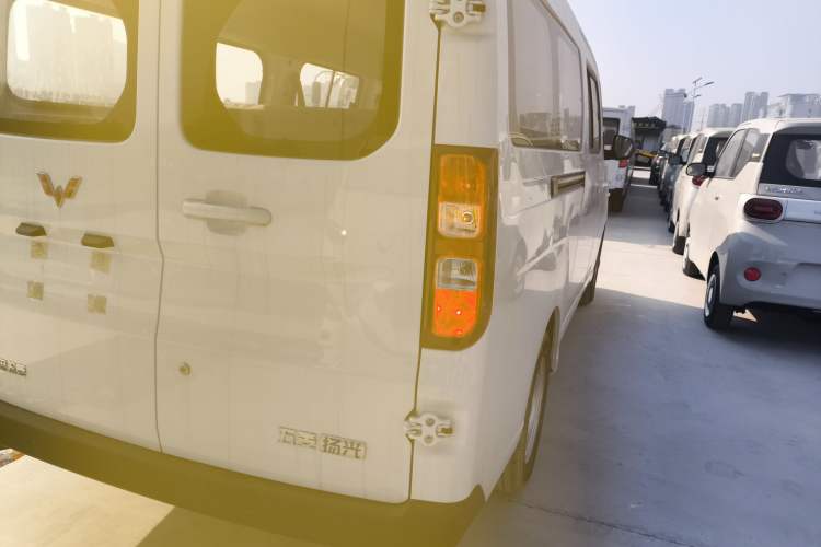 Used Wuling Yangguang 2024 300KM Comfort Version Passenger Van 75kW
