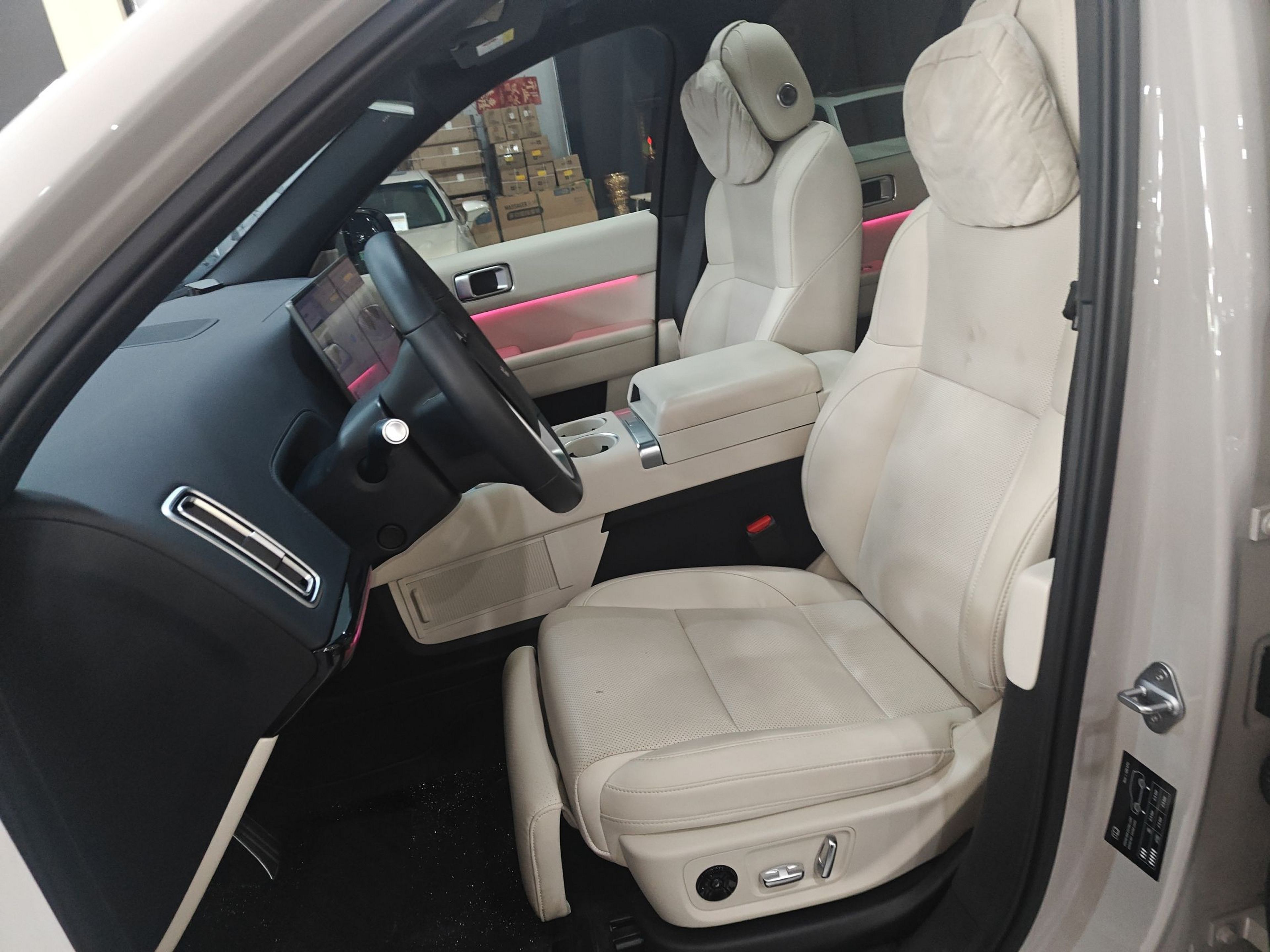 المقاعد الأمامية داخل السيارة