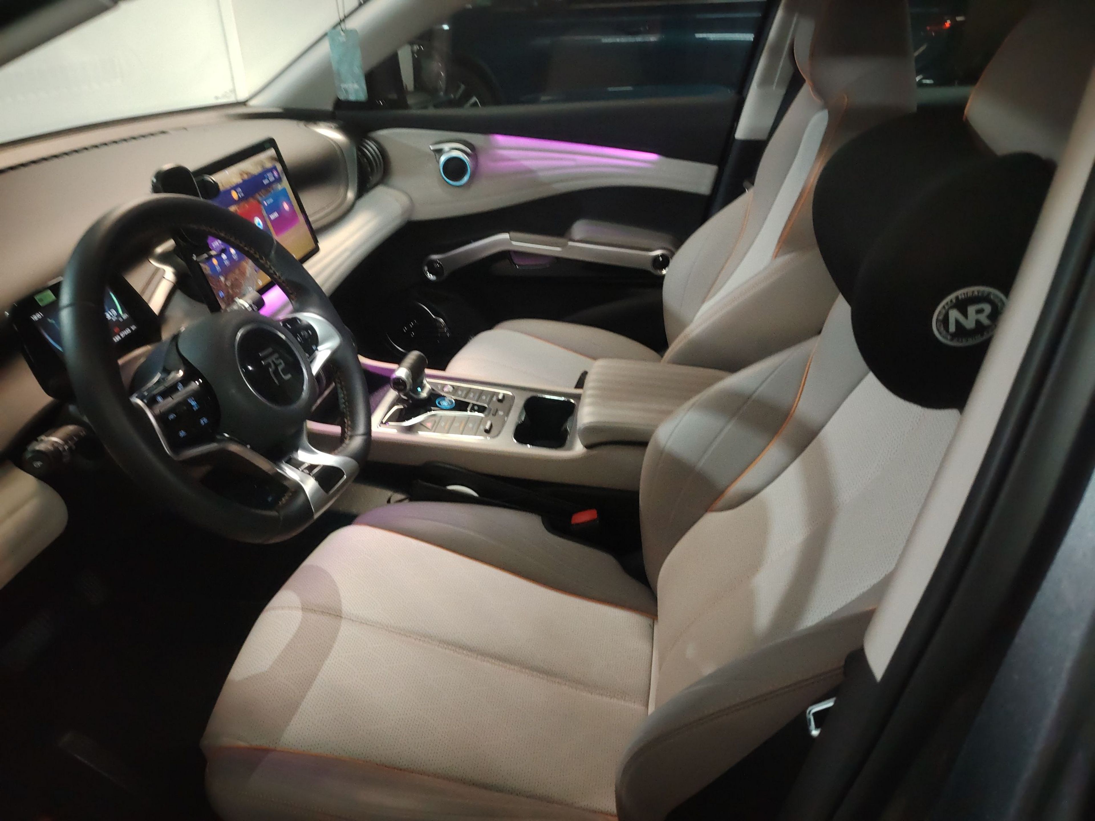 المقاعد الأمامية داخل السيارة