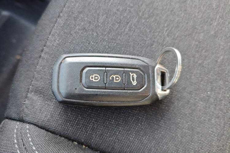 Used JMC Fushun 2023 2.0T Automatic Short-Wheelbase Mid-Top Commercial Multi-Purpose 6-Seater Passenger Vehicle
