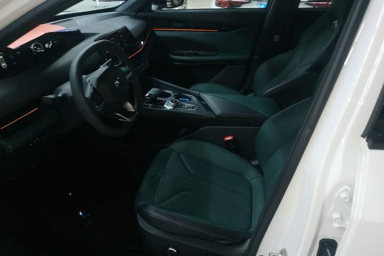 Used Changan UNI-V iDD 2024 Blue Whale Smart Electric iDD 136km ZhiKu Model