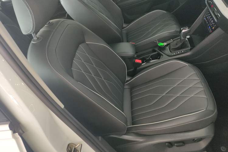 Used Volkswagen Tiguan L 2024 Outstanding Model 330TSI Automatic Two-Wheel Drive R-Line Dragon Glory Edition
