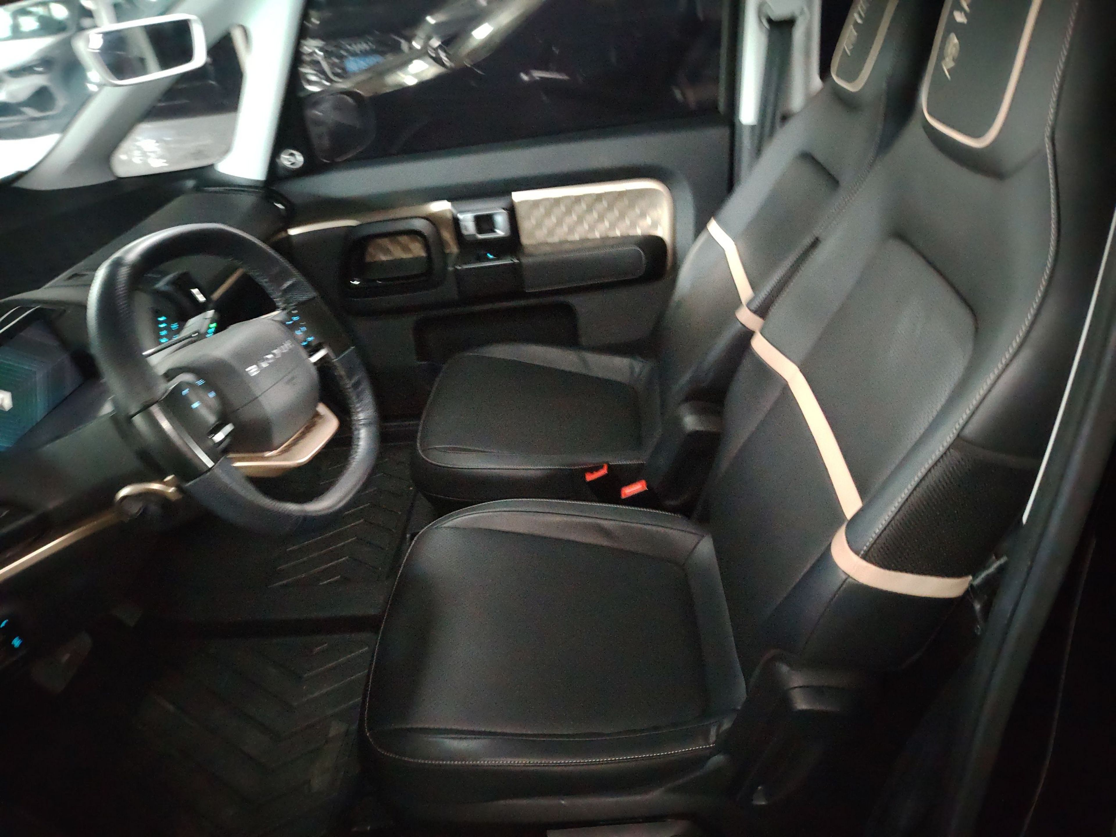 المقاعد الأمامية داخل السيارة