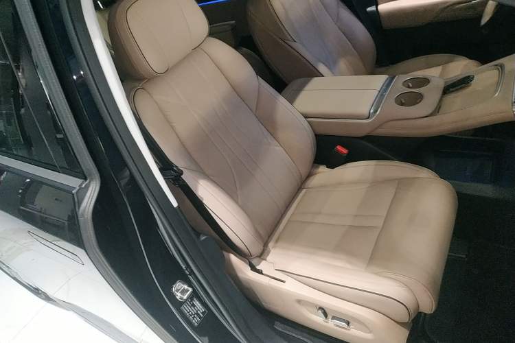 Used XPeng X9 2024 702 Ultra-Long Range Max
