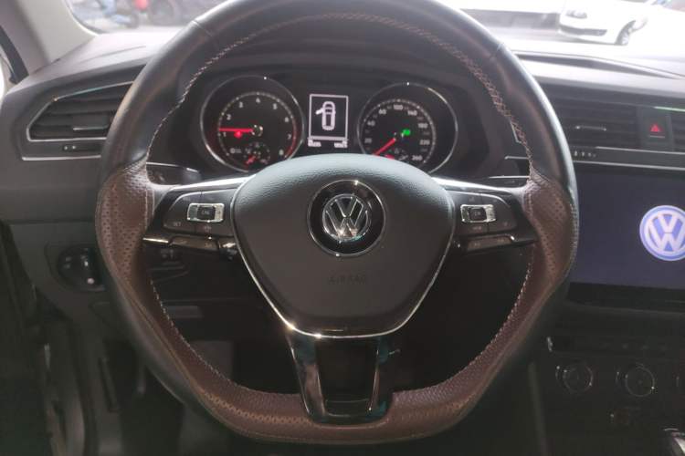 Used Volkswagen Tiguan L 2019 330TSI Automatic Two-Wheel Drive Luxury Edition China V Standard
