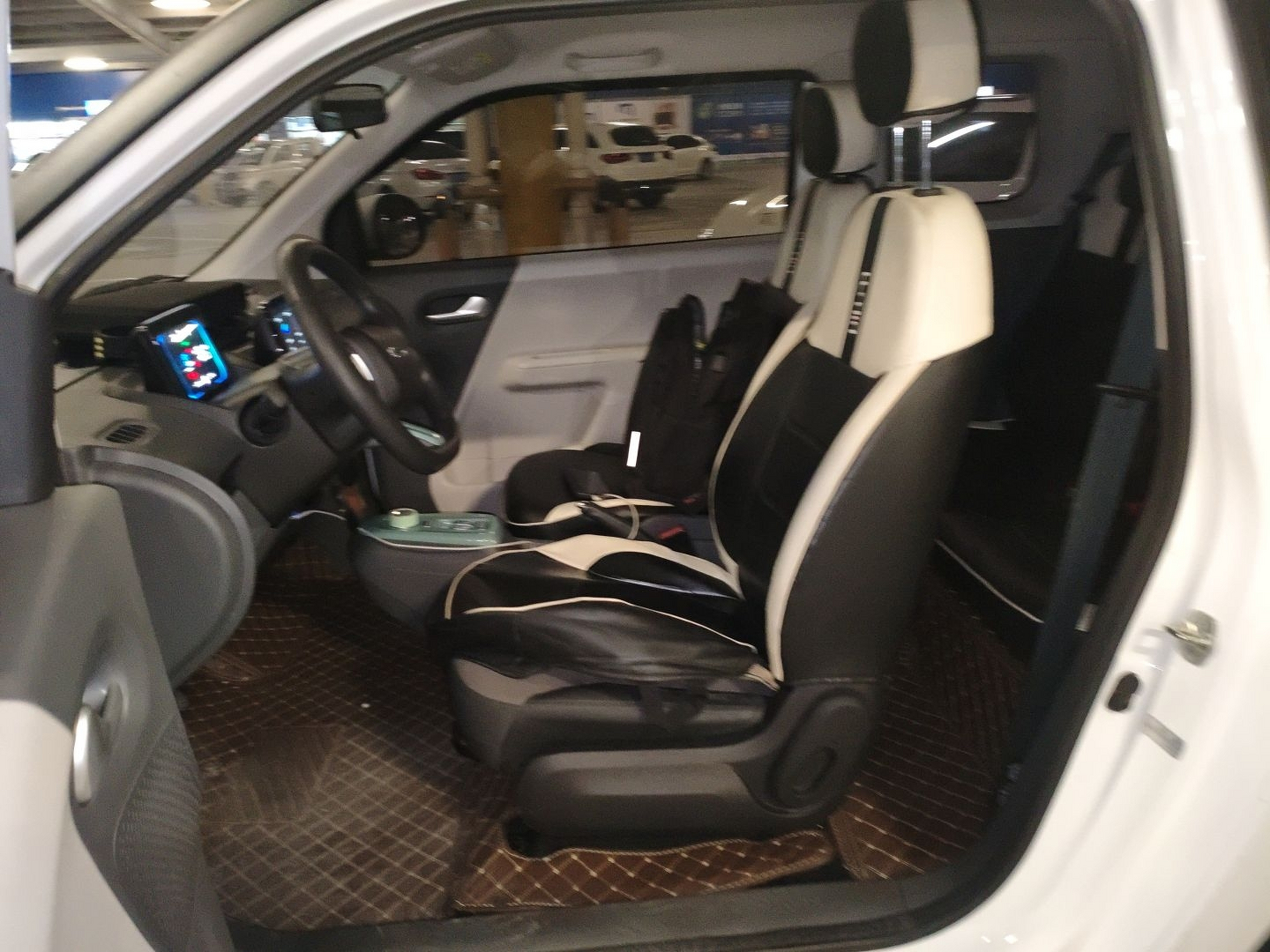 المقاعد الأمامية داخل السيارة